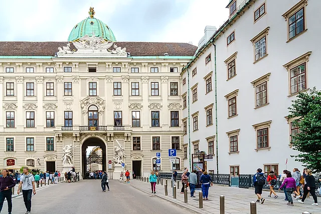 The inner courtyard of the Hofburg, In der Burg, with the Reichskanzleitrakt wing