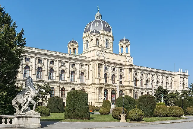 The Naturhistorisches Museum on Maria-Theresien-Platz, with clipped hedges in front, under a clear blue sky