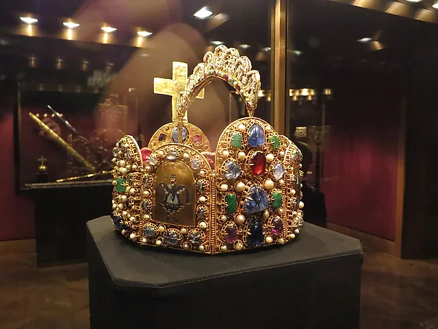 A crown in a dark display case in a room of the Imperial Treasury